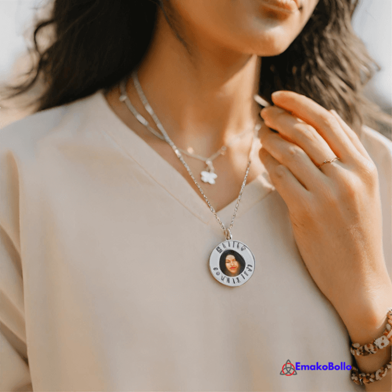 Idées de cadeaux personnalisés pour la Saint-Valentin. Un bijou personnalisé,