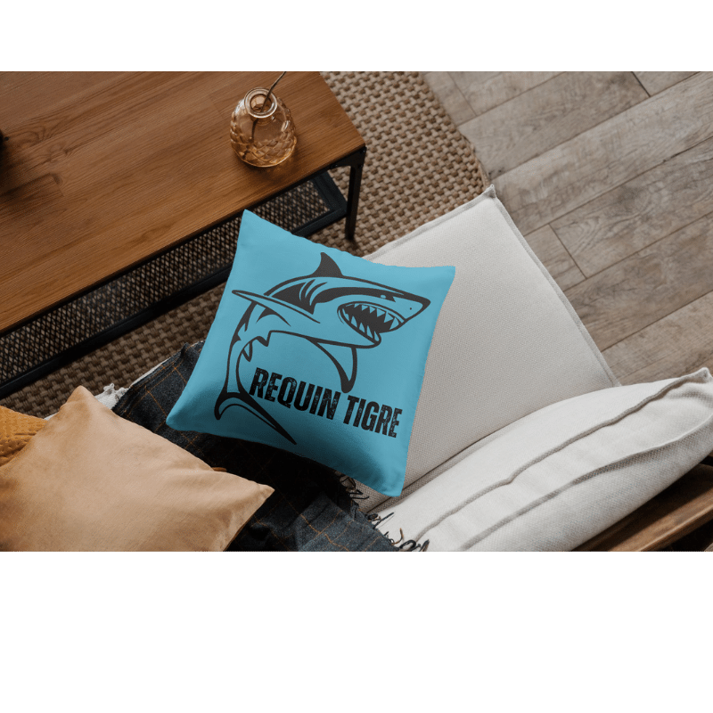 Coussin carré en satin requin tigre: Ajoutez une touche sauvage et élégante à votre intérieur