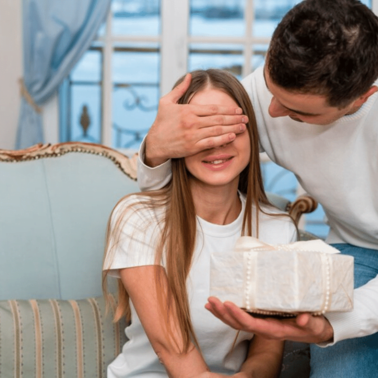 Comment Faire Deviner Son Cadeau d'Anniversaire Sans Lui Donner la Réponse?