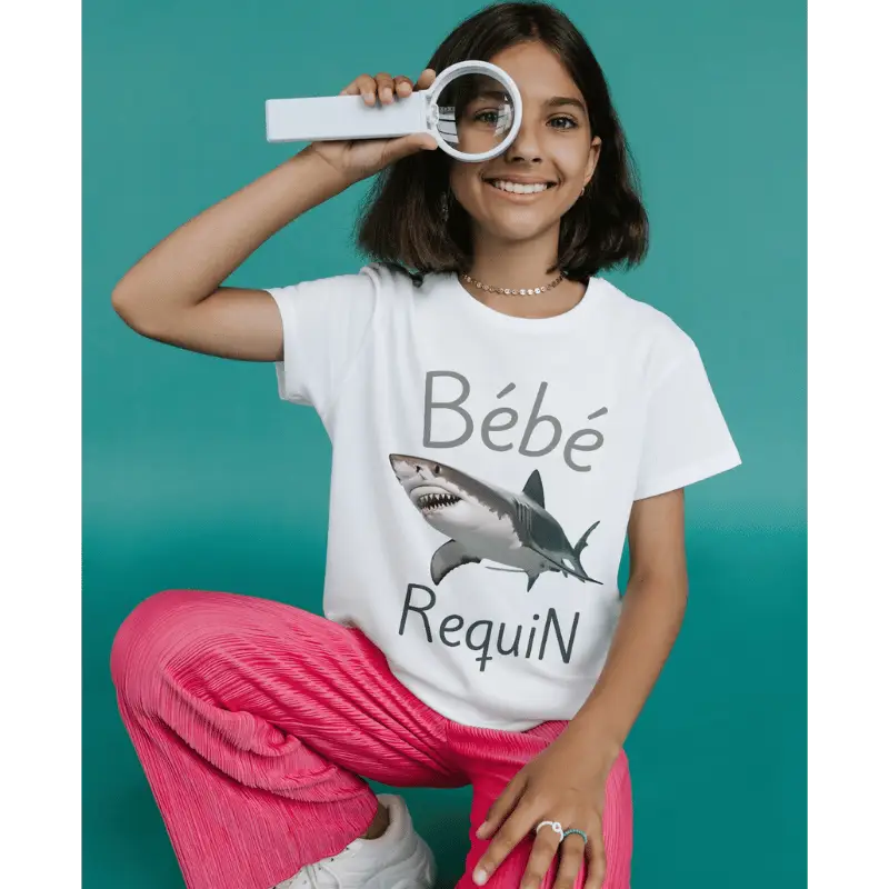 Enfilez le T-Shirt Enfant Bébé Requin et plongez dans l'aventure avec style !