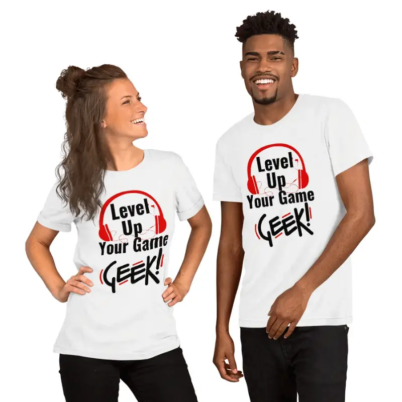 Notre T-shirt unisexe "Level Up Your Game" est la quintessence du style geek, conçu pour les vrais passionnés de jeux vidéo.
