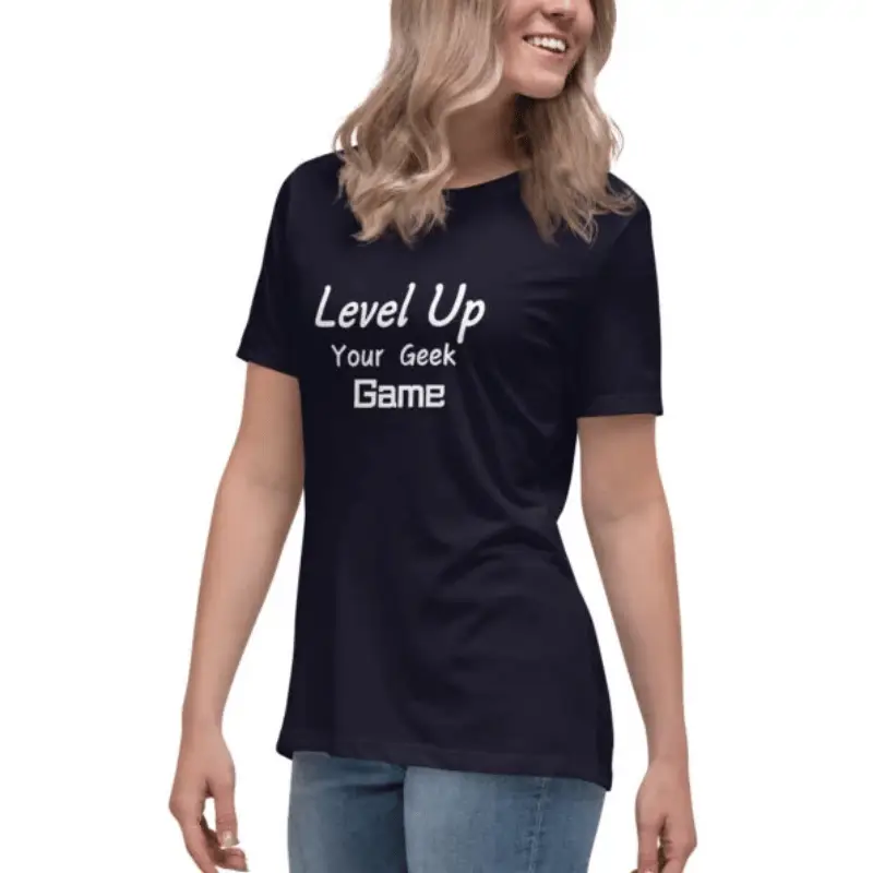 notre T-shirt décontracté pour femme ‘Level up your geek game’. Offrant style et confort à un prix abordable, ce t-shirt geek femme pas cher est idéal pour faire plaisir en toute occasion.