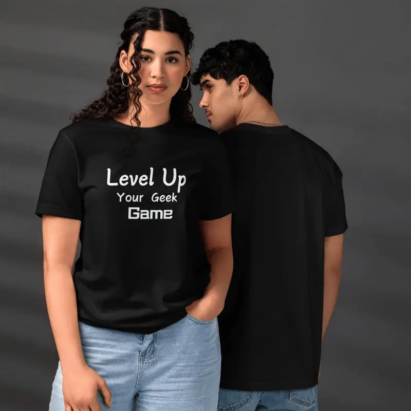 Notre t-shirt unisexe classique écologique “Level Up Your Geek Game” est la pièce maîtresse qui manquait à votre inventaire.