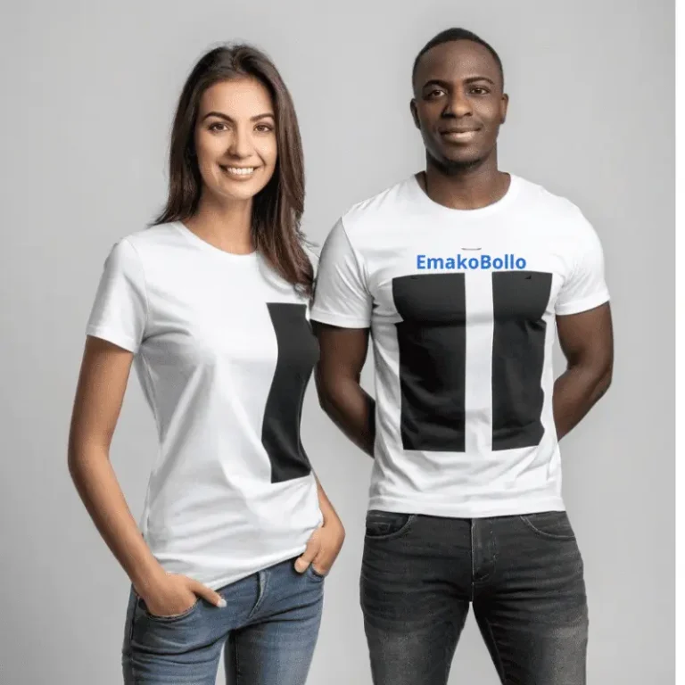 un femme et un homme arborant chacun un t-shirts personnalisé pas cher personnalisé blanc Emakobollo avec des traits noirs