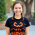 femme qui témoigne pour avoir offert un t-shirt halloween à son marie