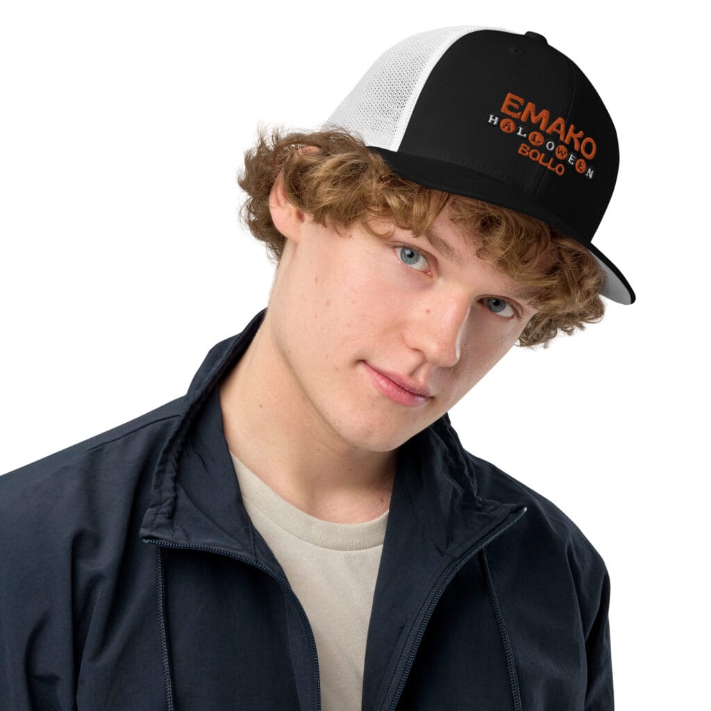 jeune homme arborant une casquette halloween imprimé EmakoBollo Halloween