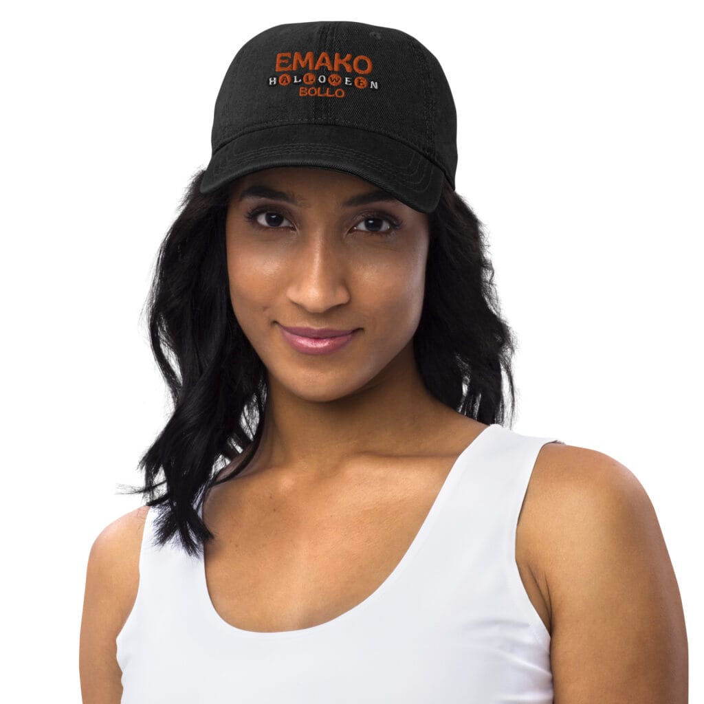 Femme souriante arborant une casquette halloween