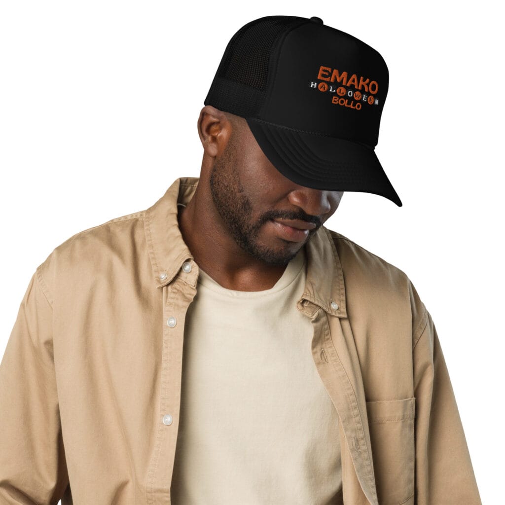 homme âge moyen arborant une casquette EmakoBollo halloween