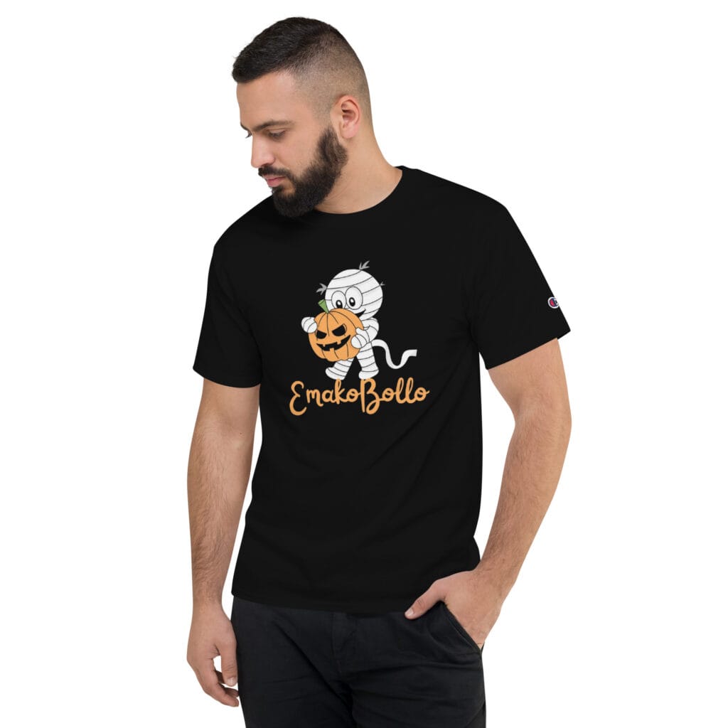 un homme arborant un t-shirt noir halloween