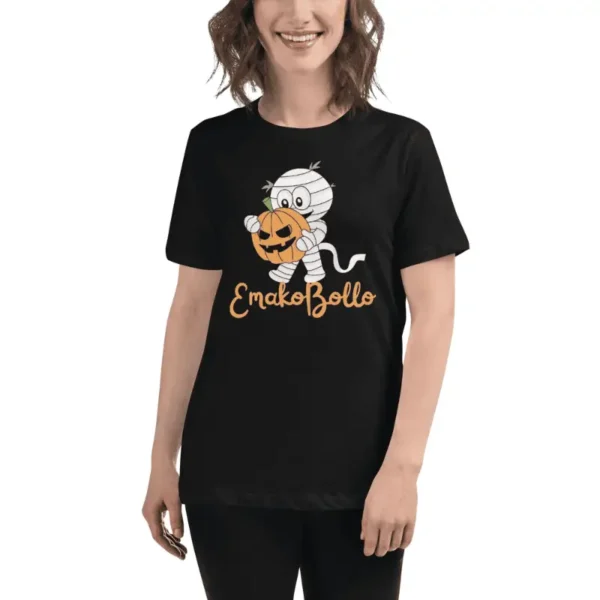 t-shirt décontracté femme EmakoBollo noir arboré par une femme âge moyen