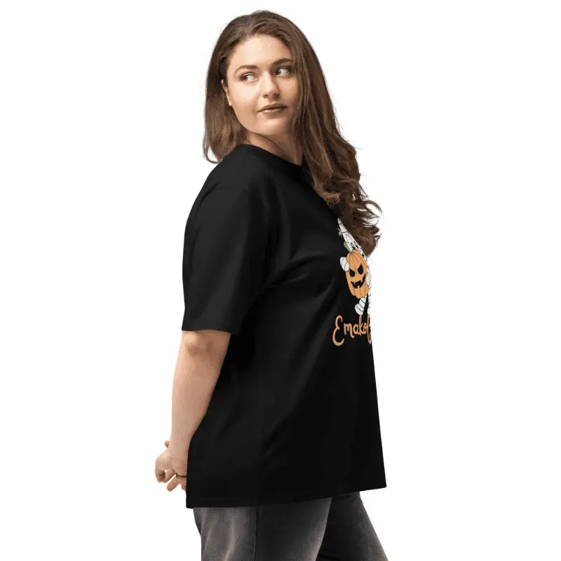 jeune femme arborant un t-shirt lourd oversizez noir Avec son design exclusif EmakoBollo