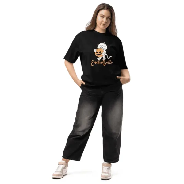 femme âge moyen arborant un t-shirt lourd oversized noir EmakoBollo Halloween