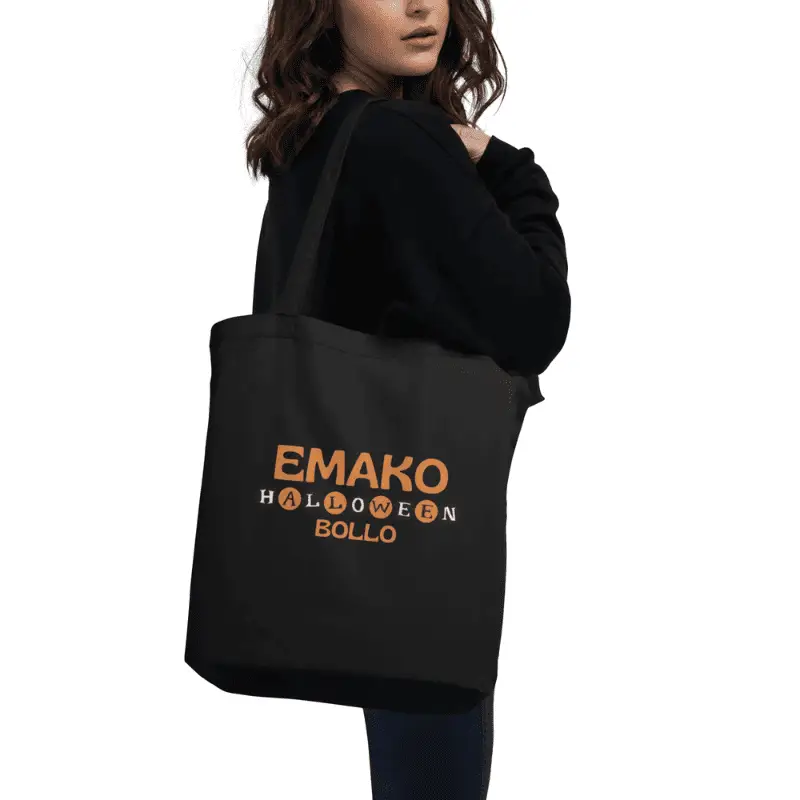 Jeune femme avec un tote bag coton bio accroché à son épaule