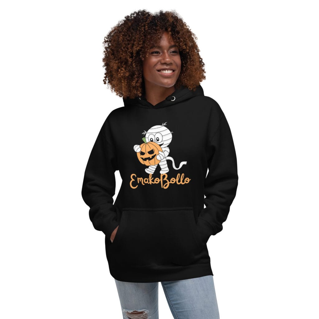 sweat à capuche halloween arboré par une femme souriante