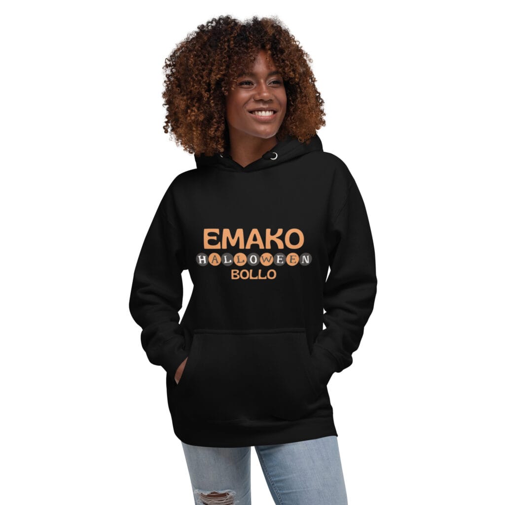 Femme souriante arborant un sweat à capuche halloween noir