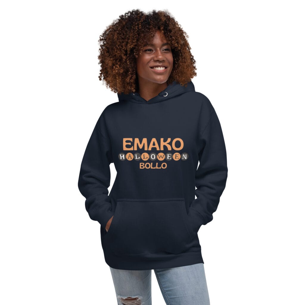 femme souriante arborant un sweat à capuche EmakoBollo halloween