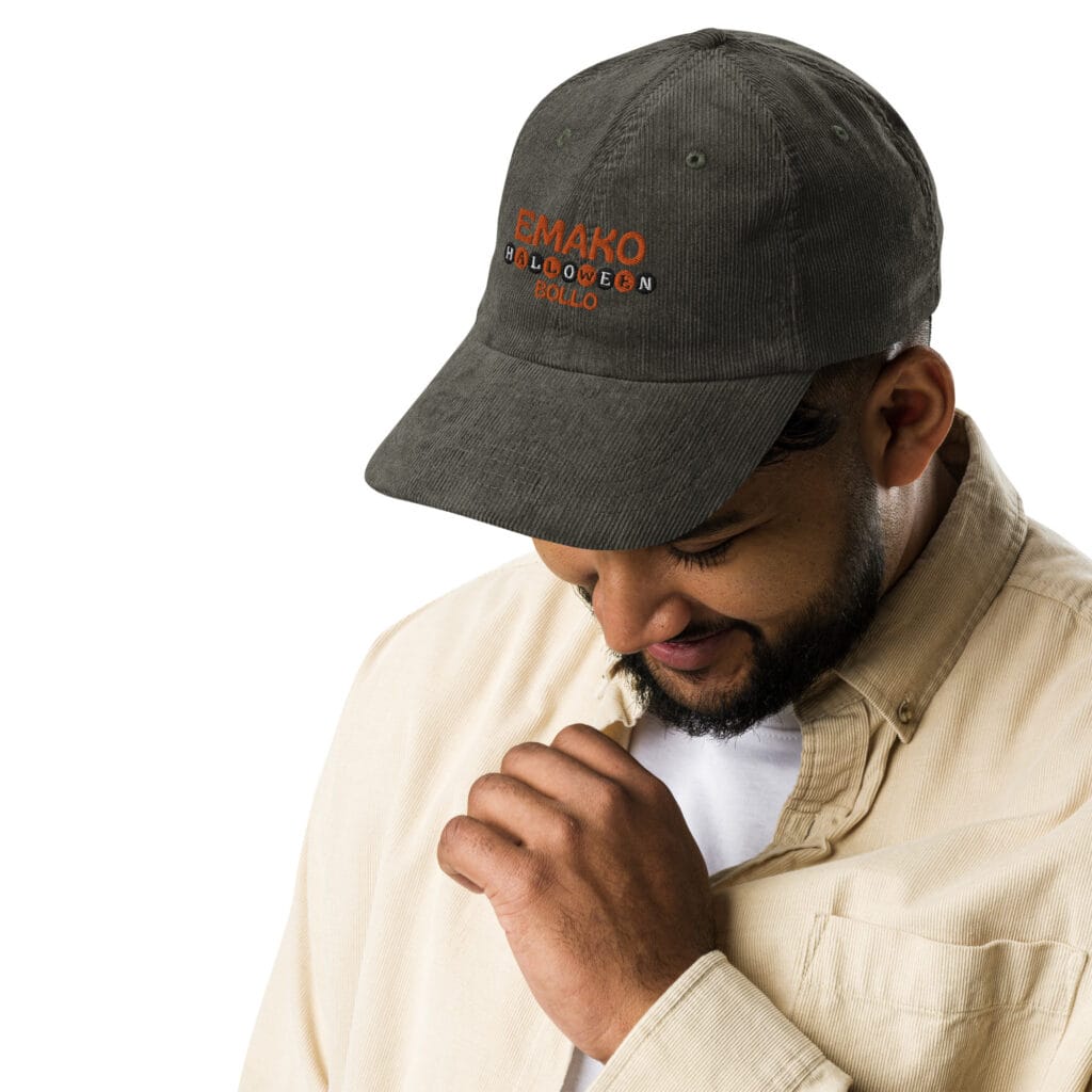 Homme souriant portant une casquette halloween