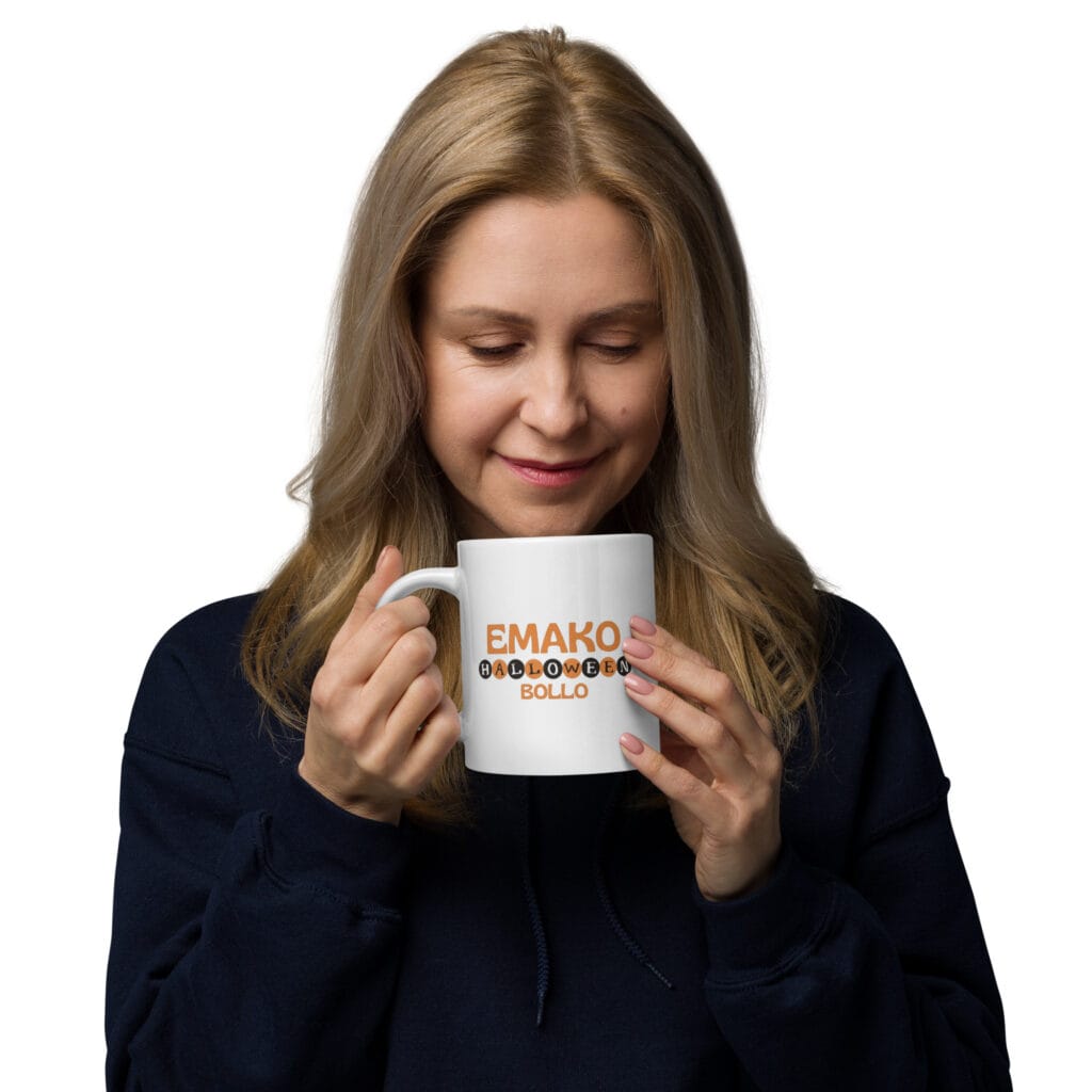 une femme sirotant du café avec un mug halloween EmakoBollo