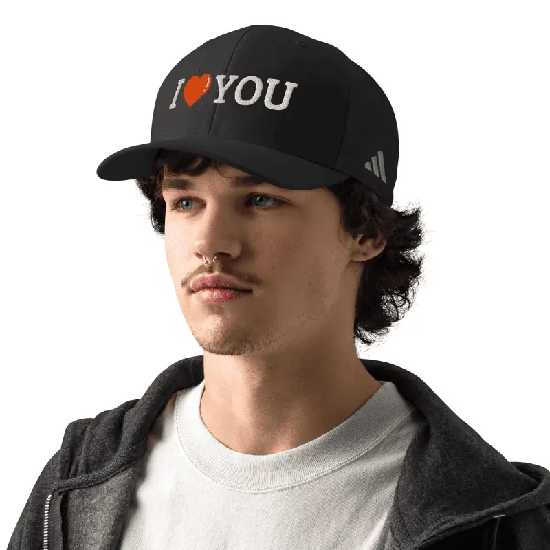 Jeune homme arborant une casquette homme adidas avec broderie I love you
