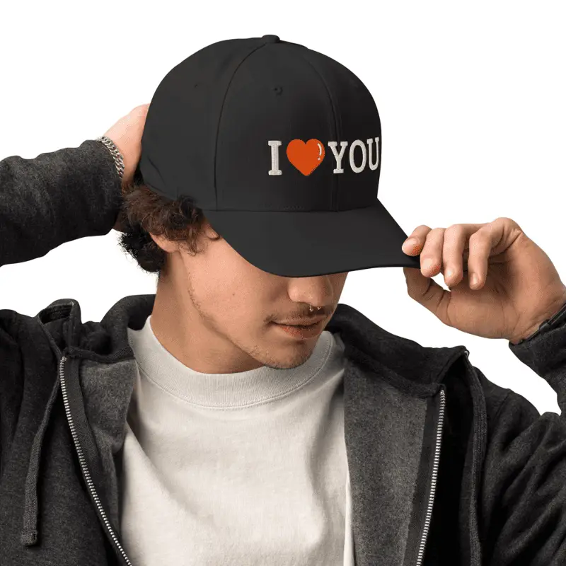 Jeune homme âge moyen arborant fièrement une casquette casquette adidas homme original brodé I love you