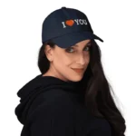 Jeune femme arborant fièrement une casquette couple bleu marine avec broderie I love you