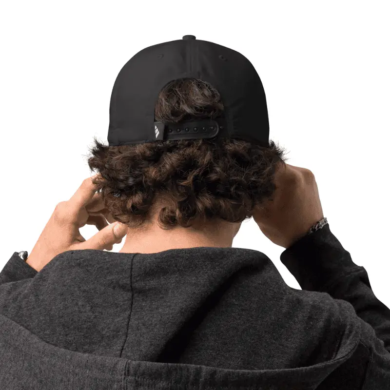 Homme âge moyen arborant une casquette noir adidas avec broderie I love you