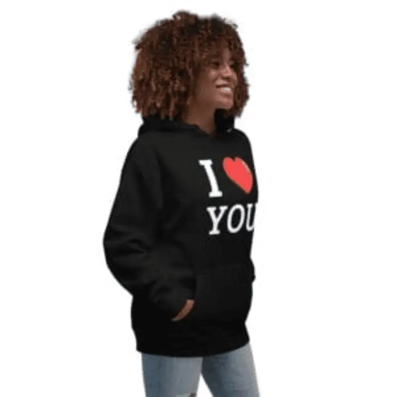 femme arborant fièrement un sweat a capuche personnalisé couple I love you noir EmakoBollo