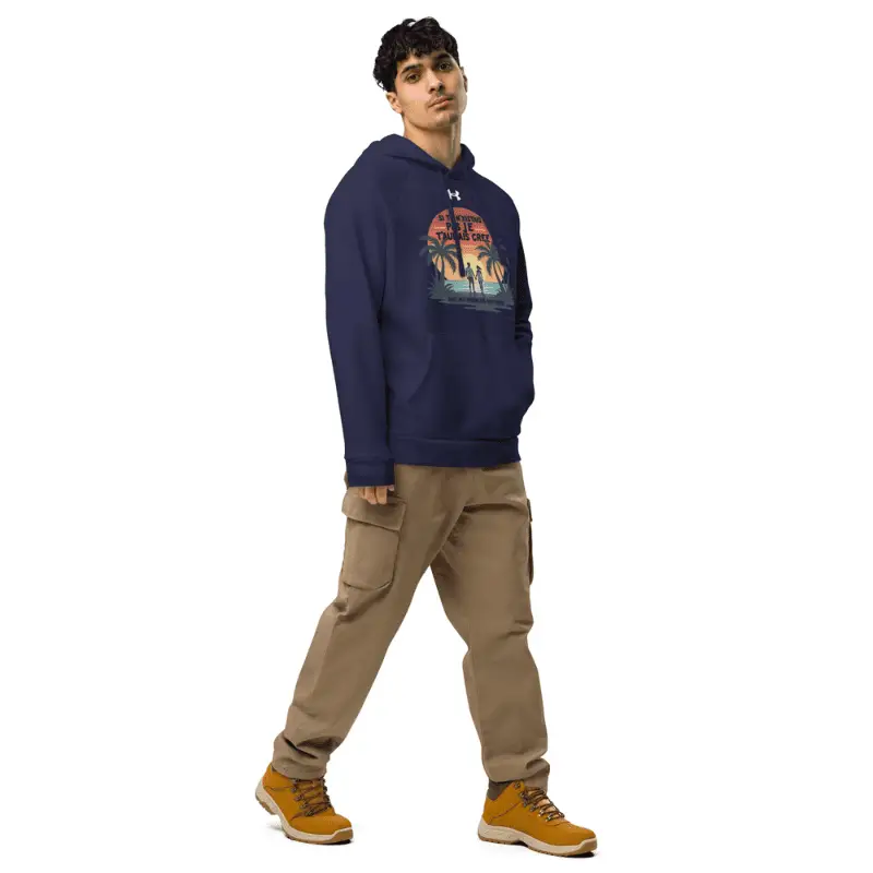 homme arborant un sweat homme under armour bleu marine