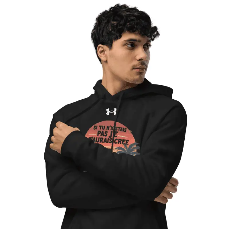 Jeune homme arborant un sweat under armour noir imprimé si tu n'existais pas je t'aurais créé.