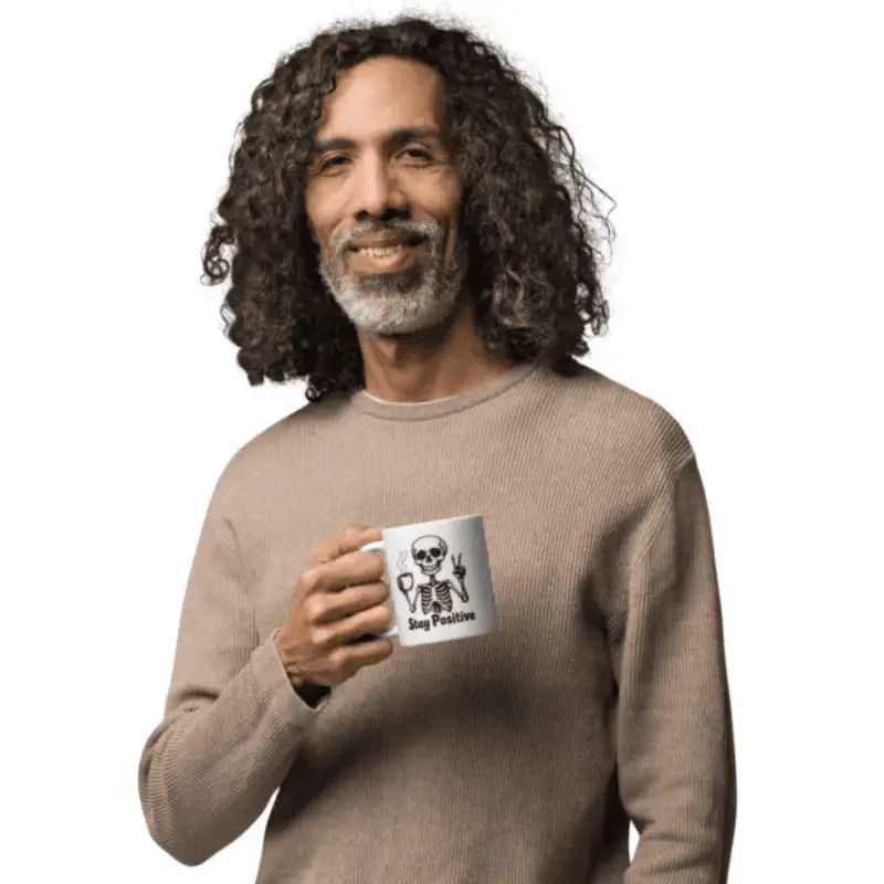 mug porcelaine blanche entre la main d'homme imprimé "stay positive"