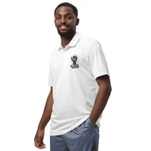 Jeune homme arborant un polo adidas sport blanc robo dice.