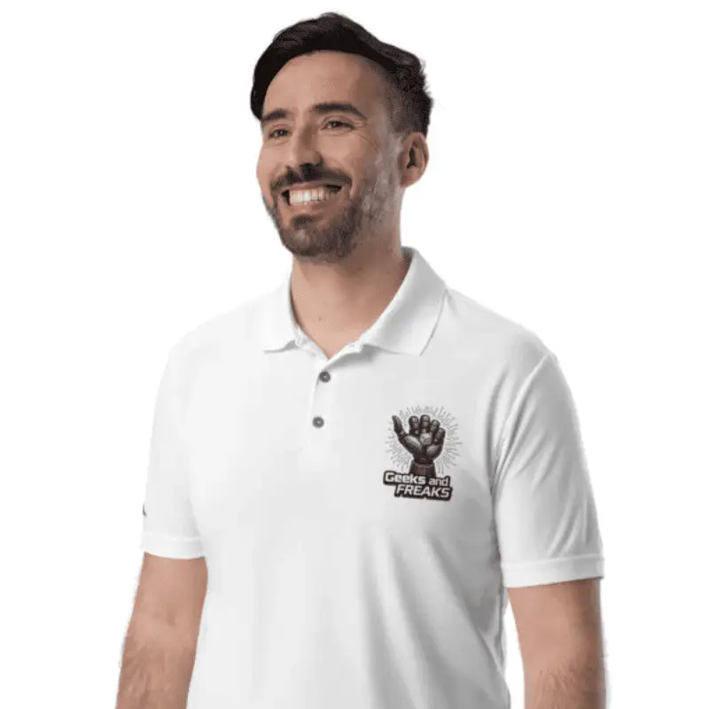 jeune homme souriant arborant un polo adidas performance robo dice blanc.