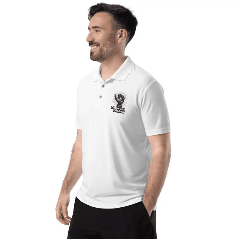 jeune arborant le polo adidas blanc avec la main gauche dans la poche.