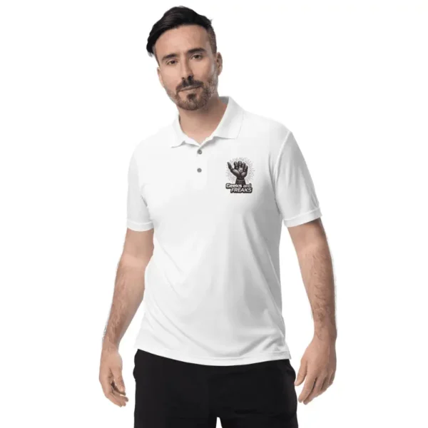 Homme âge moyen arborant un Polo adidas Performance Robo Dice blanc.