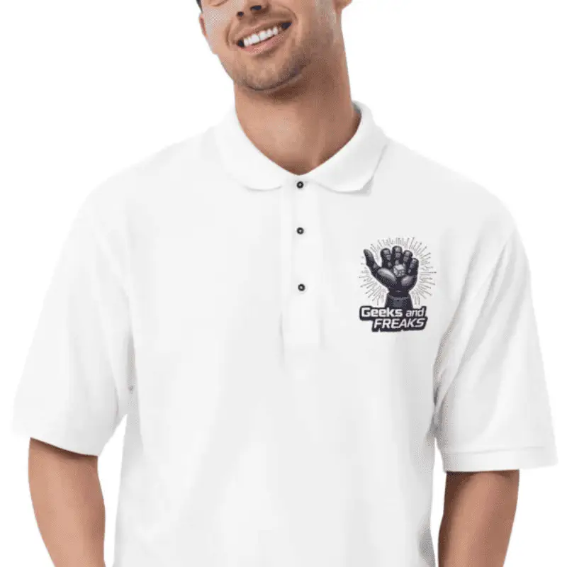 homme arborant un polo brodé blanc robo dice