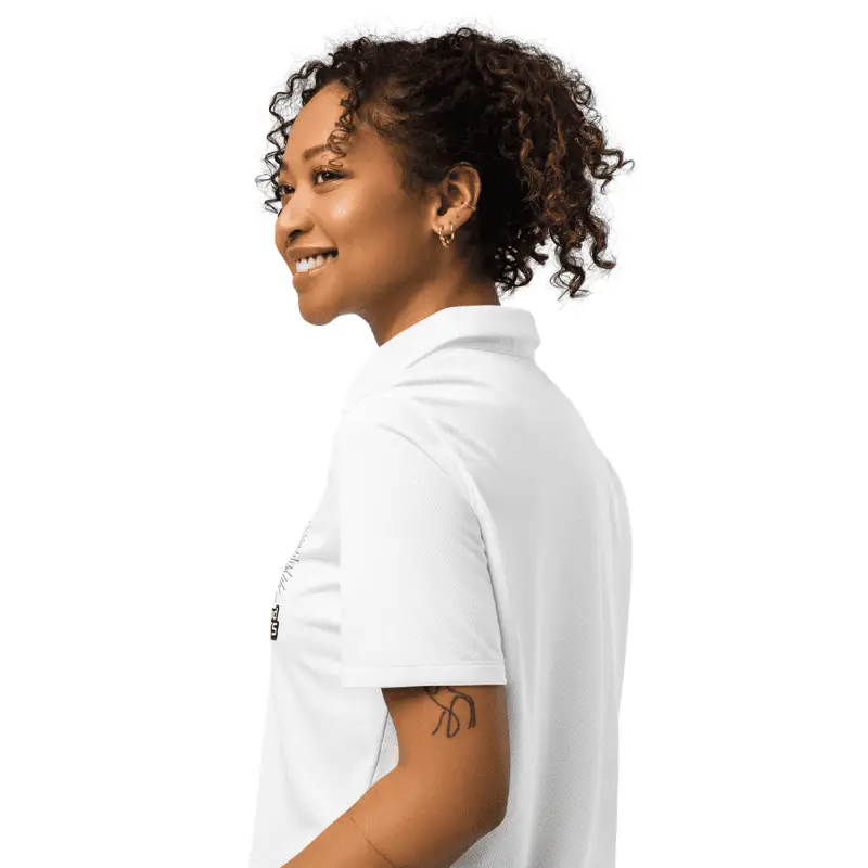 femme souriante arborant un Polo femme Under Armour Robo Dice : Alliez Sport et Élégance !