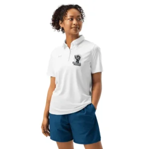 femme souriante arborant un polo femme under armour blanc robo dice