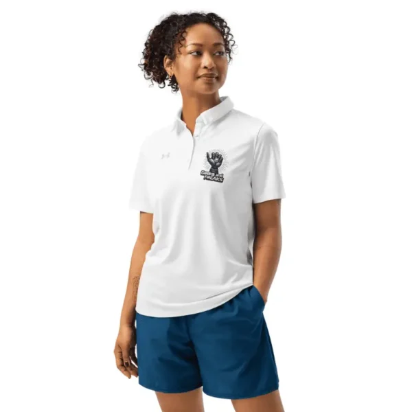 femme souriante arborant un polo femme under armour blanc robo dice