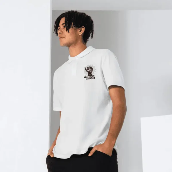 Homme âge moyen arborant un polo blanc piqué imprimé robo dice