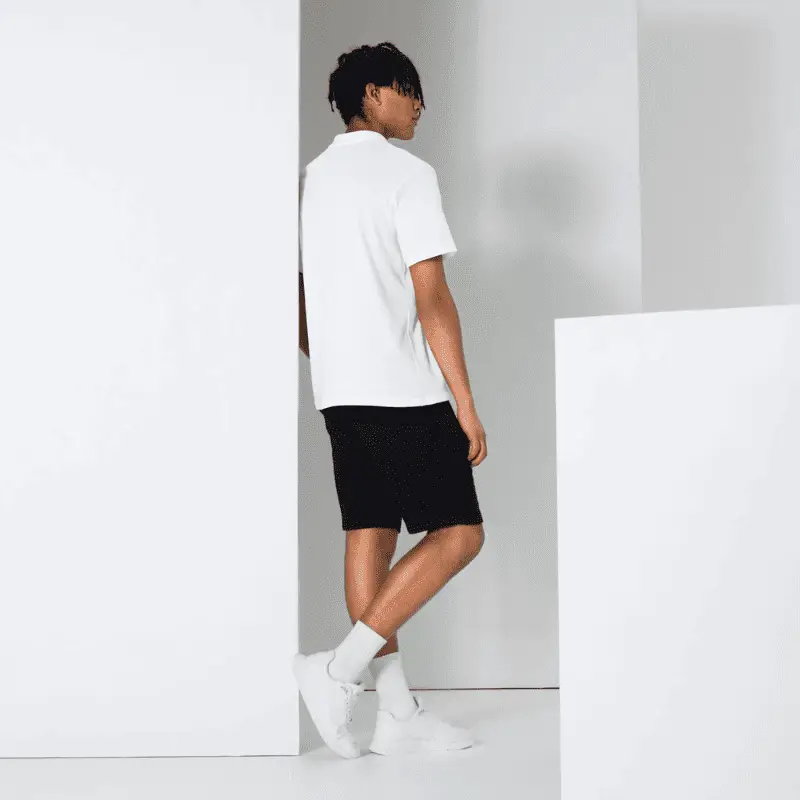 Polo piqué unisexe Robo Dice blanc arboré par un jeune homme: Soyez tendance avec ce classique !
