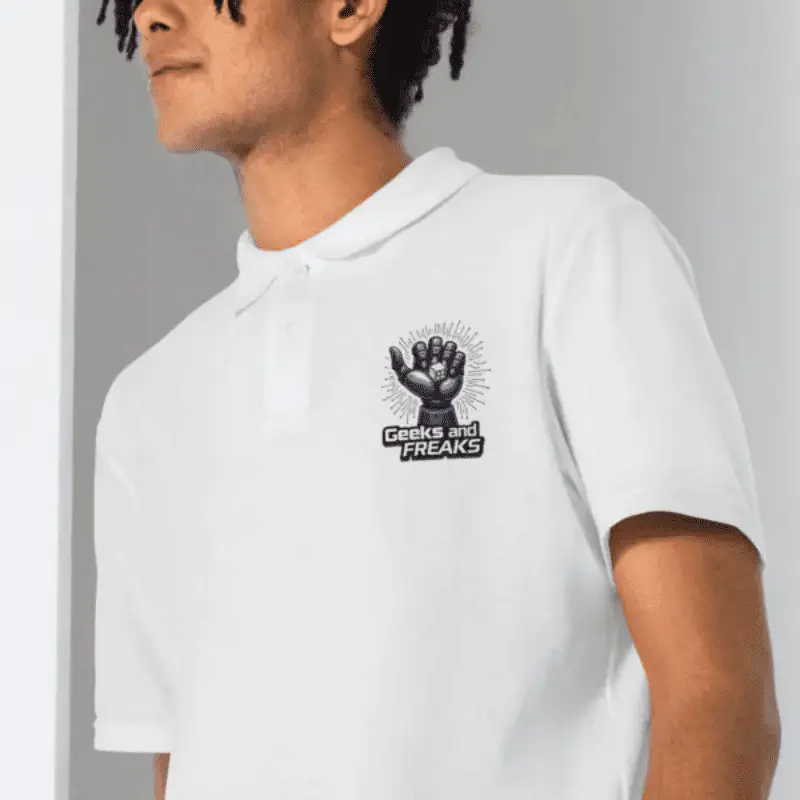 Jeune homme arborant un Polo piqué unisexe avec le design Robo Dice :