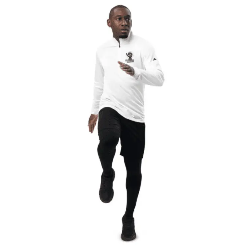 Pull à fermeture éclair polyvalent blanc robo dice, arboré par un homme entrain de faire du sport.