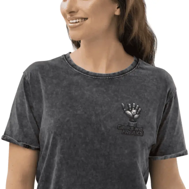 T-shirt en jean robo dice arboré par un femme d'âge moyen