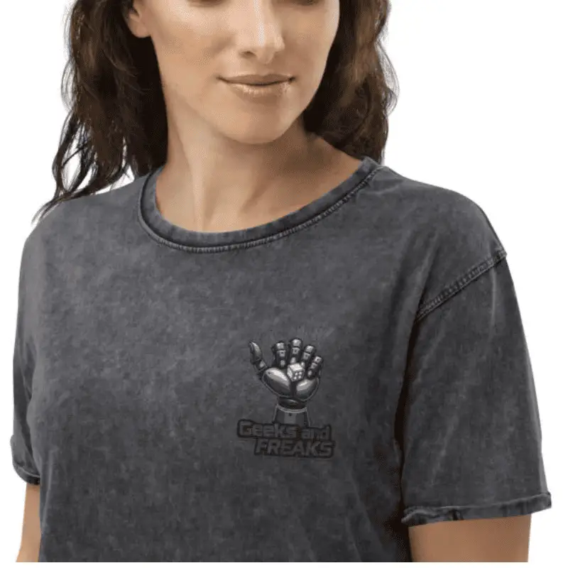 Femme souriante arborant un t-shirt en jean vintage robo dice