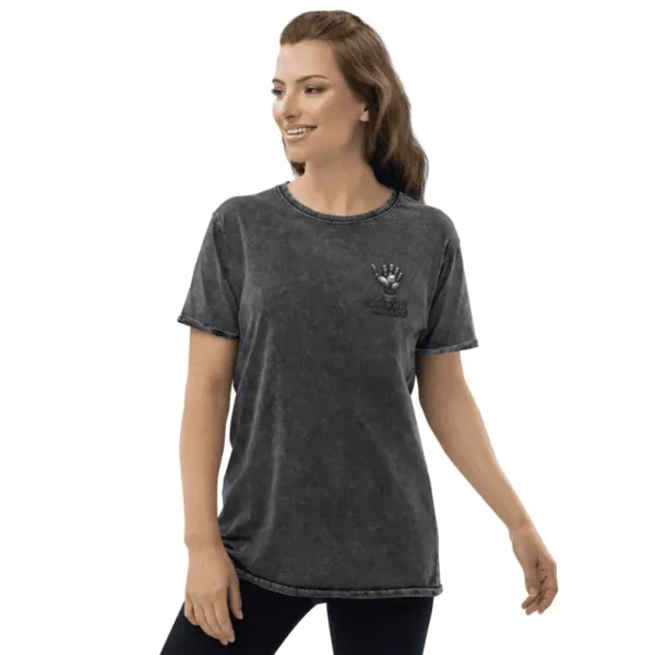 Femme age moyen souriante arborant un t-shirt en jean noir vintage