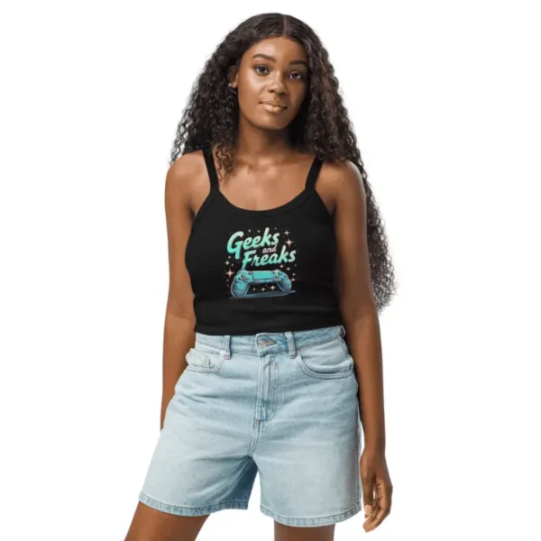femme souriante en culotte jeans arborant un débardeur femme coton côtelé geek chic