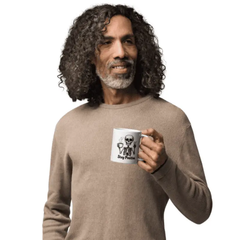 homme tenant en main un mug blanc pas cher