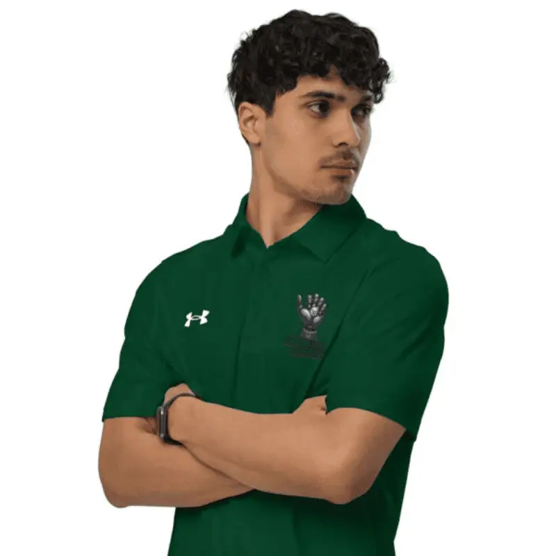 Jeune homme arborant un polo under armour robo dice vert foret.