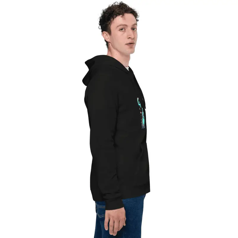 homme de profil souriant arborant un sweat à capuche zippé homme noir imprimé geeks and freaks