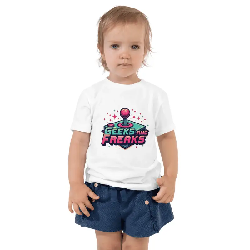 enfant arborant un t-shirt enfant geeks and freats